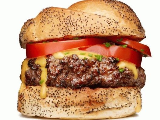 Hamburger mit Käsesauce auf Bier