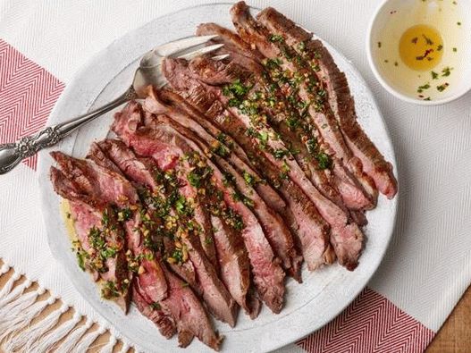 Photo Einfaches Flankensteak im Ofen mit Butter und Gemüse