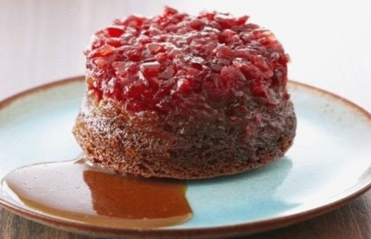 Photo Lebkuchenmuffins mit Cranberry-Topping und Karamellsauce mit brauner Butter