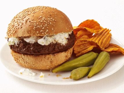Foto Würzige Hamburger mit Gurken und Joghurt
