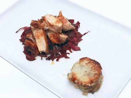 Foto Würzige Hähnchenbrust mit Kartoffelgratin und Rotkohl