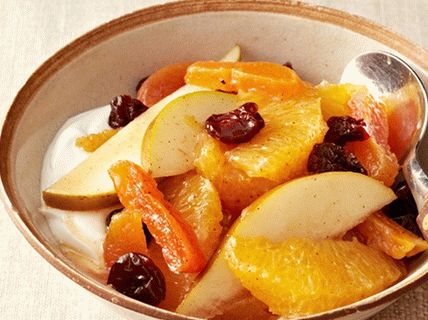 Photo Würziger Obstsalat aus Orangen und Birnen