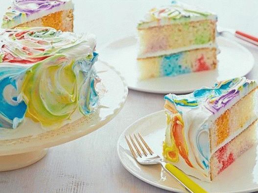 Foto eines Regenbogenkuchens mit farbigem Zuckerguss