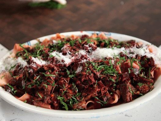Foto von Rindfleisch-Rote-Bete-Eintopf mit Pappardelle-Nudeln