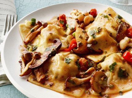 Foto von Ravioli mit Pilzen und Speck
