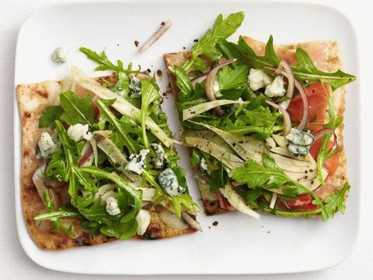 Foto des Gerichts - Pizza auf Fladenbrot mit Schinken und Rucola