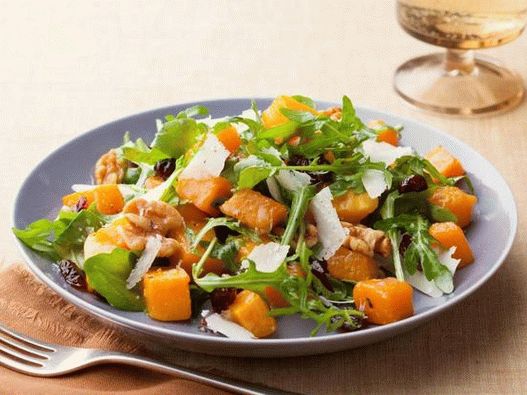 Foto des Gerichts - Gebackener Muskatkürbissalat mit warmer Vinaigrette-Sauce, Käse und Walnüssen