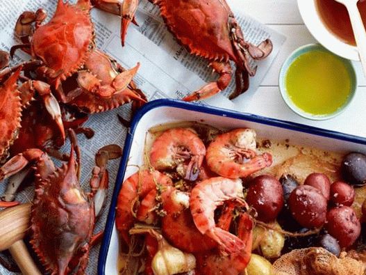 Foto - Gekochte Krabben und Garnelen mit Kartoffeln in Gewürzen