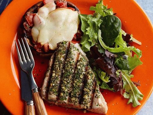 Thunfischsteaks und gefüllte Champignons auf dem Grill nach toskanischer Art