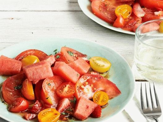 Foto - Salat aus Tomaten, Wassermelone und Erdbeeren