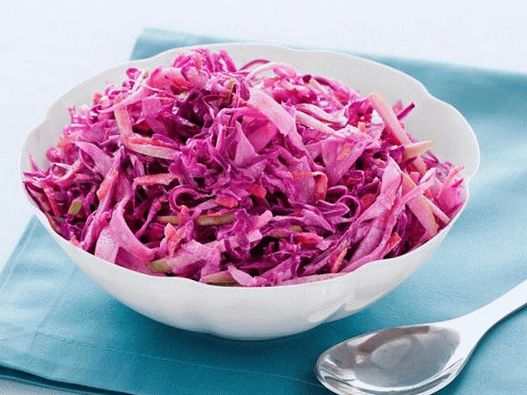 Foto - Salat mit Rotkohl, Karotten und Äpfeln