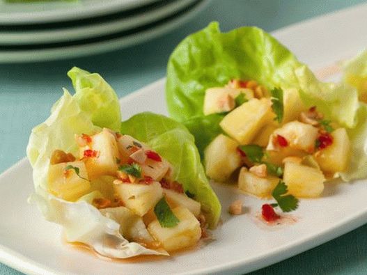 Photo - Vorspeise mit Ananas auf Salat und Thai-Sauce
