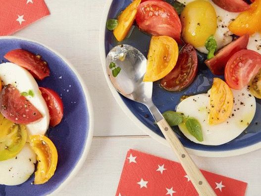 Foto - Salat aus Tomaten, Mozzarella und Basilikum (Caprese)