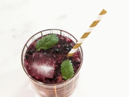 Foto - Cocktail mit Brombeeren und schwarzem Pfeffer