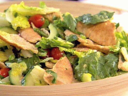 Blattsalat mit Gurken, Tomaten und Pommes