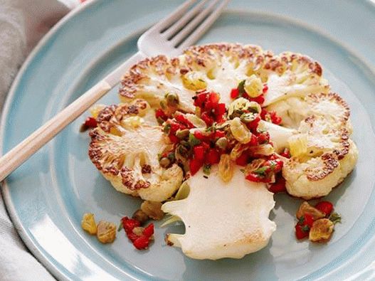 Gebackene Blumenkohlsteaks mit Rosinenrelish