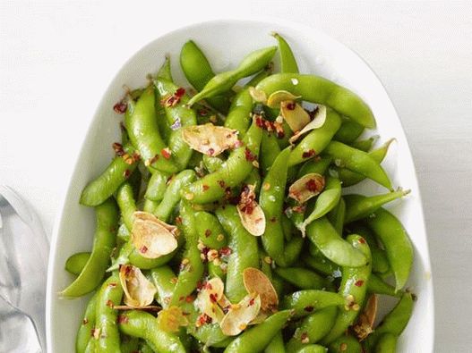 Edamame-Sojabohnen in gebratenen Knoblauchschoten