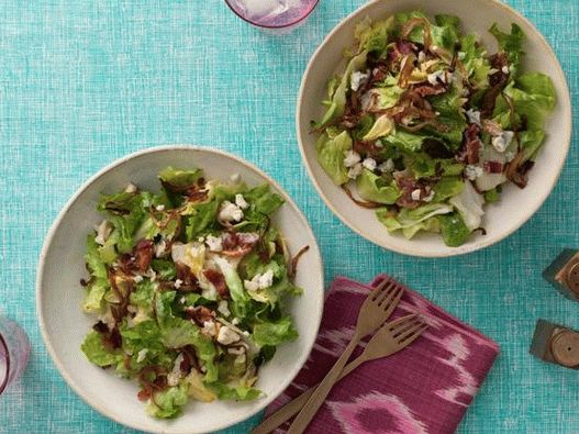 Escariolsalat mit gebratenem Speck, karamellisierten Zwiebeln und Blauschimmelkäse-Dressing