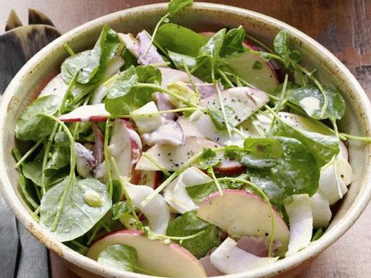 Salat mit Äpfeln und Schinken
