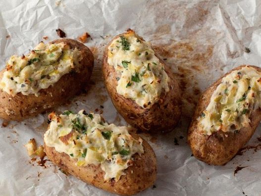 Ofenkartoffeln gefüllt mit Knoblauch und Zwiebelpüree