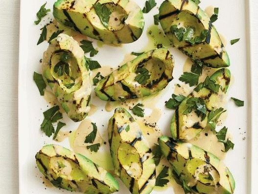 Gegrillte Avocado mit Tahini-Sauce