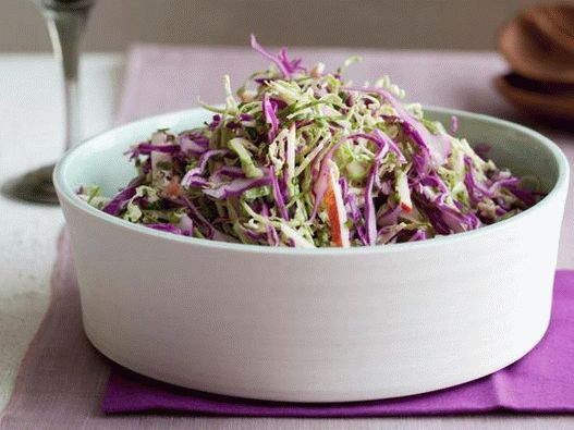 Salat aus Rotkohl und Rosenkohl