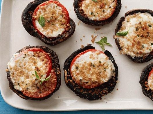 Gefüllte Pilzkapseln unter dem Grill gebacken