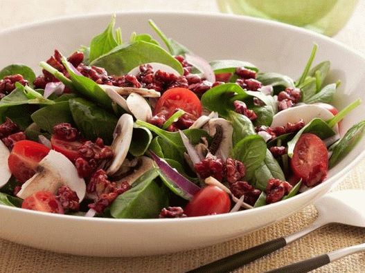 Super gesunder Spinatsalat mit Walnüssen in Granatapfelglasur