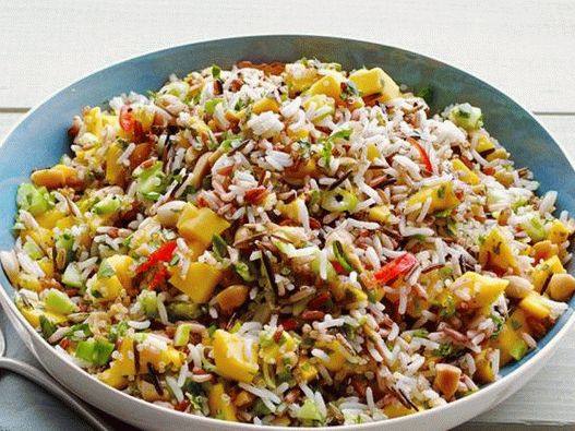Reissalat mit Gurken und Mangos