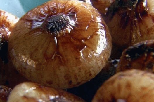 In Rotwein gedünstete Chipollini-Zwiebel