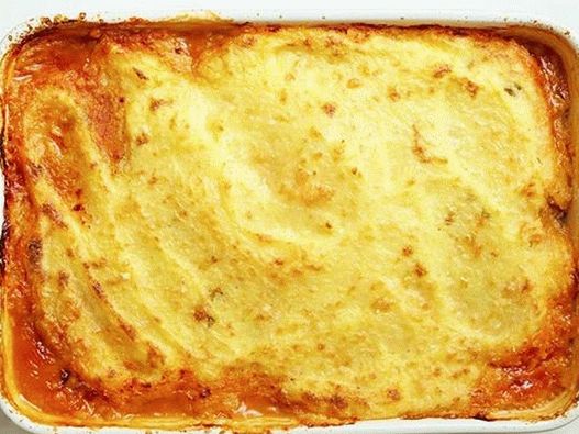 Auflauf gefüllt mit scharfen Chili unter einer Maiskruste