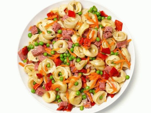 Salat mit Tortellini-Nudeln, Wurst, Karotten, Erbsen und gebackenem Pfeffer