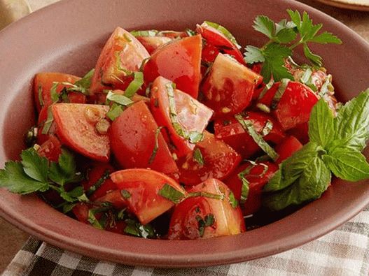 Eingelegter Tomatensalat mit Kräutern