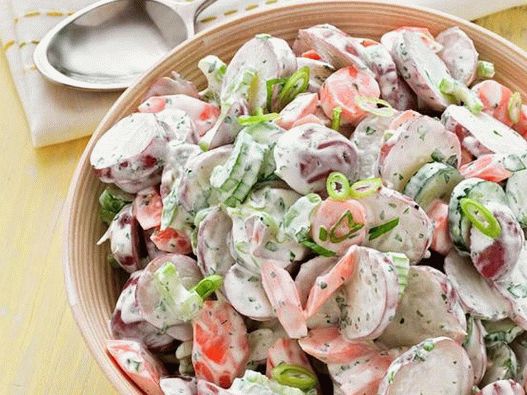 Kartoffelsalat mit Gurke und Sellerie