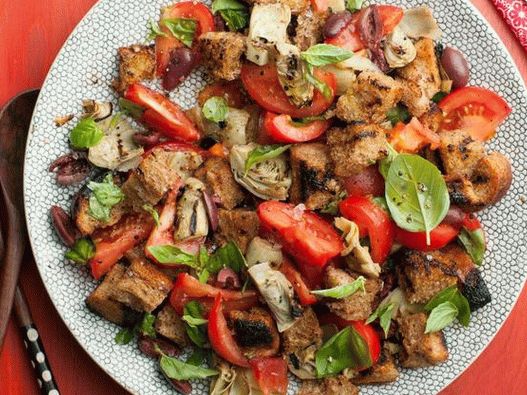 Panzanella mit Artischocken und Tomaten