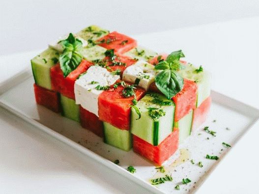 Salat aus Wassermelonenwürfeln, Gurken und Feta