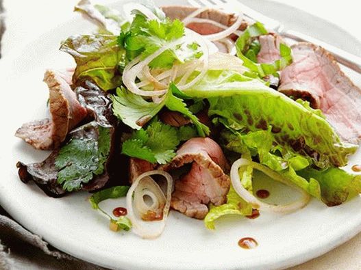 Thai Salat mit gegrilltem Rindfleisch