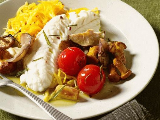 Foto gedämpfter Fisch und eine Beilage aus Gemüsespaghetti mit Knoblauchöl
