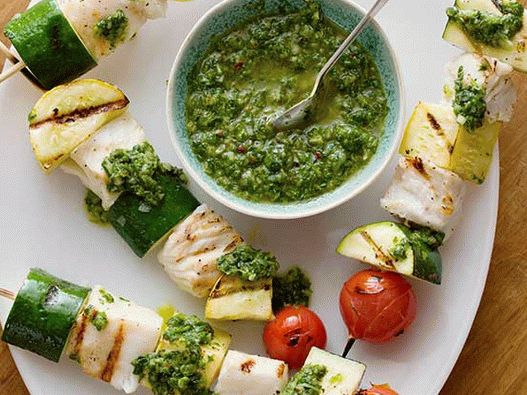 Foto Fischspieße mit Chimichurri-Sauce mit Basilikum