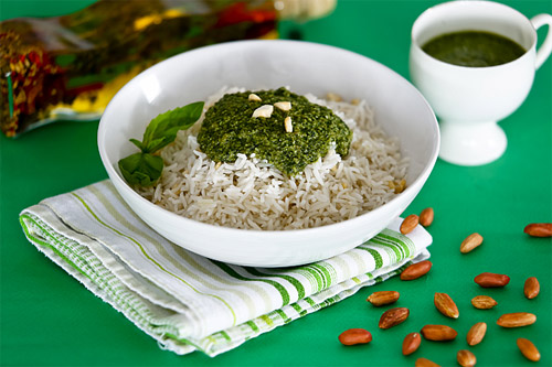 Reis mit Erdnüssen und Pesto