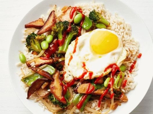 Fotoreis mit Spiegelei und Gemüse