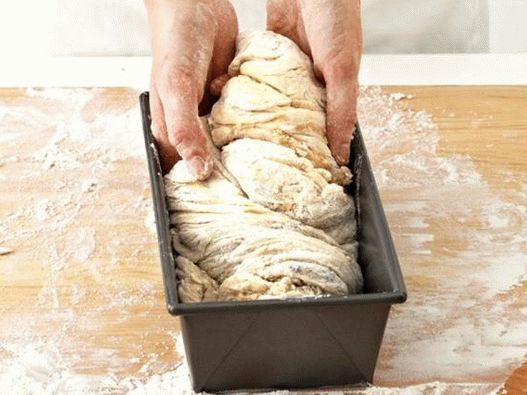 Brötchen in die Auflaufform legen