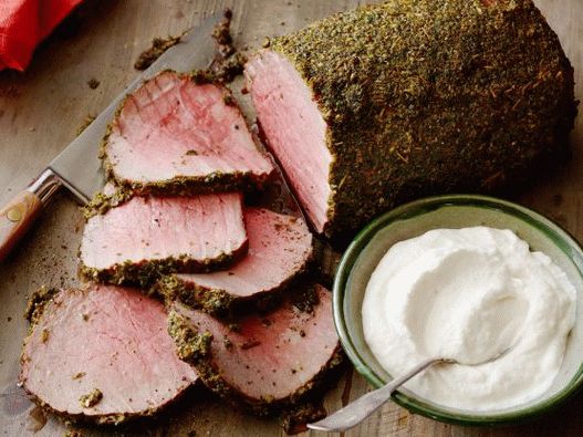 Photo Roastbeef mit Senf-Kräuter-Kruste und Sauerrahm mit Meerrettich