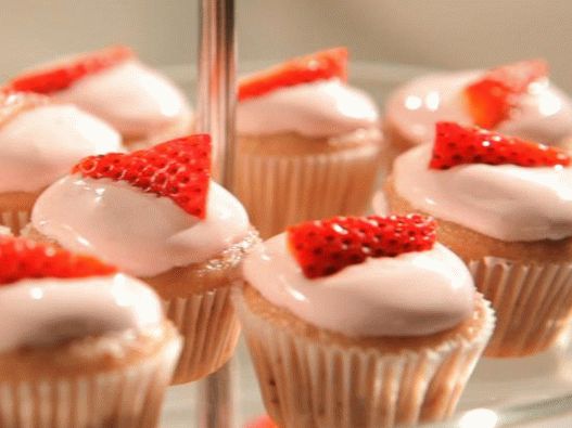 Foto von rosa Cupcakes mit Erdbeeren