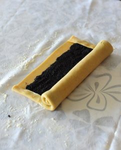 Mit Mohn und Nüssen rollen
