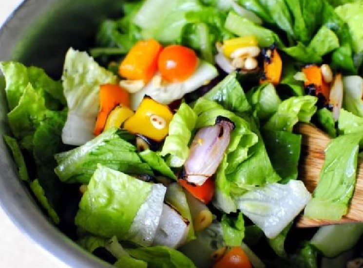 Gartensalat mit Erdnüssen