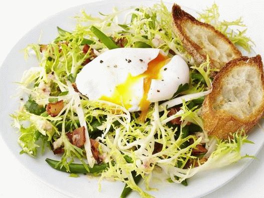 Photo Bistro Salat mit pochiertem Ei