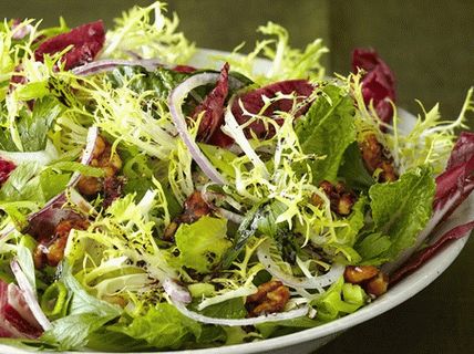 Foto Frisbee und Endiviensalat mit Walnüssen