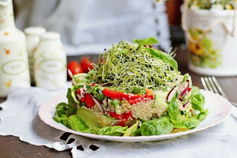 Quinoa und Gemüsesalat
