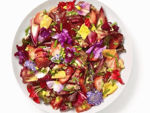 Foto Erdbeersalat mit Endivien und essbaren Blumen